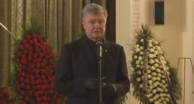 Петро Порошенко на похорону батька. Фото: скріншот з відео.