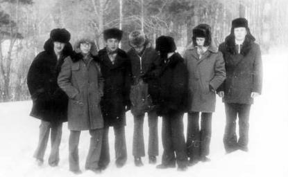 Ще одна зимова група: пальто з хутряним коміром, шапки-вушанки, брюки, важкі черевики