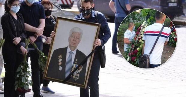 Офіс президента передав вінок на могилу батька Порошенка