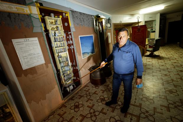 Владимир Солоненко показывает макет командного пункта в разрезе. 12 отсеков, напичканных оборудованием. В самом низу – жилая комната