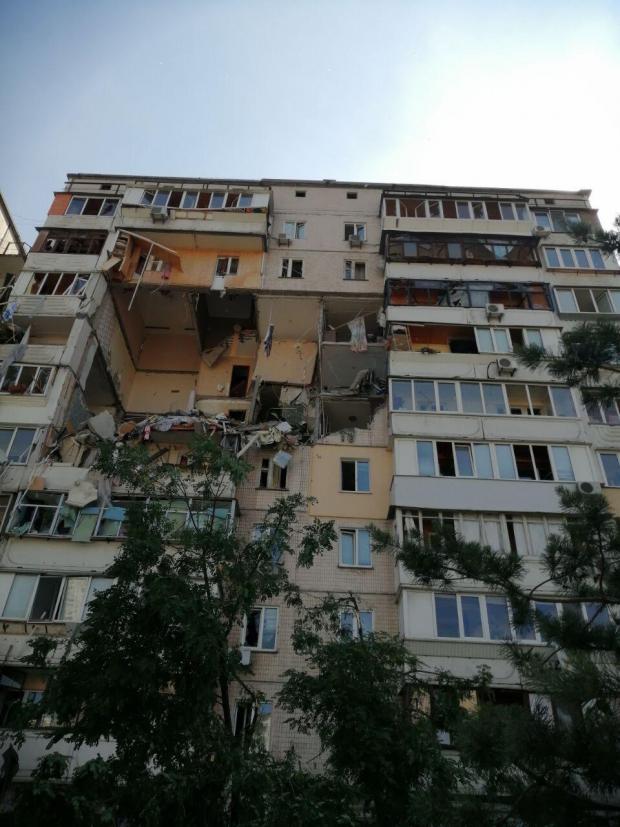 У Києві потужний вибух зніс кілька поверхів у житловому будинку: з'явилися фото і відео