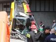 Десятки людей у лікарні: У Варшаві автобус впав з мосту, є загиблі і поранені (фото)