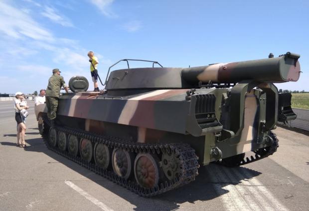 УР-77 на території зруйновного Луганського аеропорту. 25 червня 2020 року.