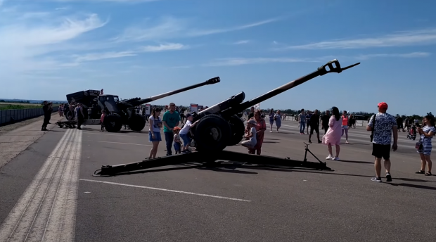 Різноманітна артилерія окупантів на території зруйновного Луганського аеропорту. 25 червня 2020 року.