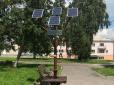 Науковий прогрес вже поруч: На Тернопільщині облаштували на вулиці дерево із сонячних панелей (фотофакт)