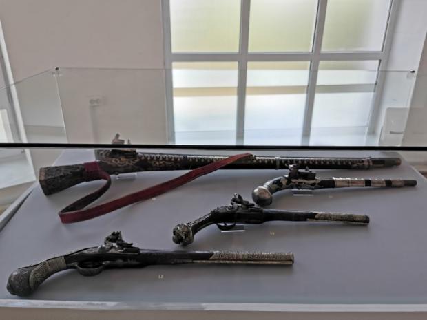 Использовавшееся многими казаками ружье-янычарка и три турецких пистолета
