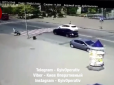 Під Києвом авто на швидкості знесло матір з дітьми: Моторошний момент потрапив на відео
