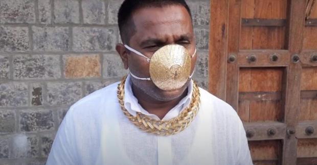 Індієць Шанкар Кураде носить золоту маску