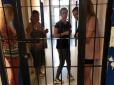 Тюремна відпустка: Українці, яких з дітьми кинули до в'язниці по прильоті до Греції, вже повернулися додому
