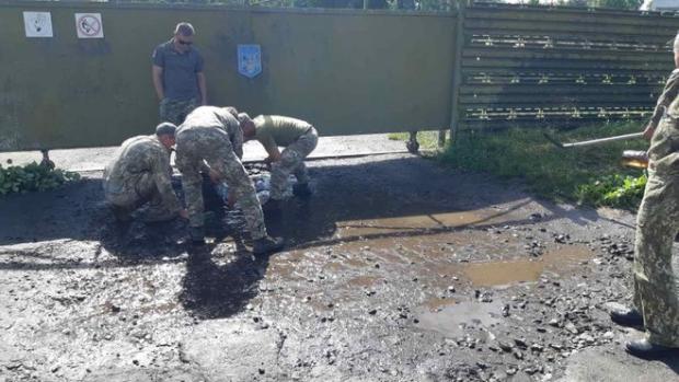 Військовим наказали вибирати воду з калюж перед приїздом Зеленського