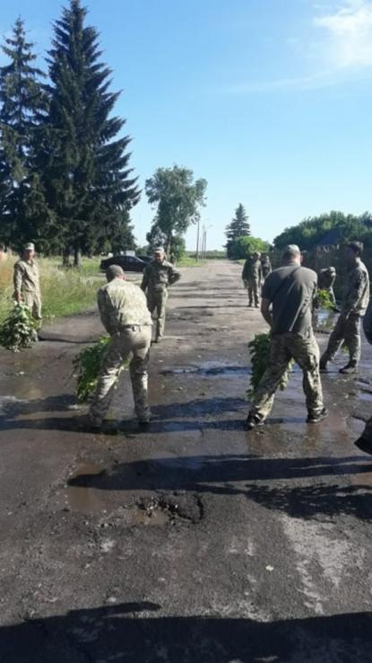 Прибирання води з території 204-ї бригади