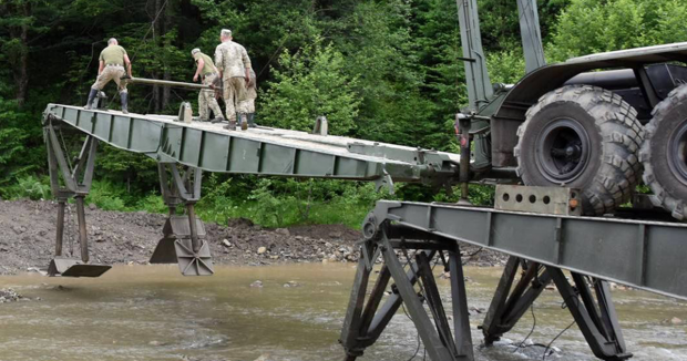 Військові встановлюють тимчасові мости на Прикарпатті