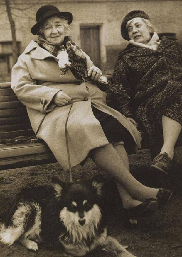 Фаїна Раневська, її подруга Ніна Сухоцька і пес Хлопчик на прогулянці, 1980 рік