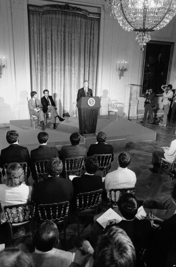 Президент США Джиммі Картер звертається до спортсменів, які готувалися до участі в Іграх у Москві. Вашингтон, 21 березня 1980 року. Картер просив атлетів підтримати запропонований бойкот Олімпіади у відповідь на початок афганської кампанії