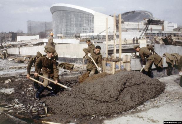 Солдати на будівництві олімпійських об'єктів у Москві в травні 1980 року. Бойкот став величезним ударом для Кремля, який вже боровся з серйозними фінансовими труднощами і витратив близько 1,35 мільярда американських доларів на підготовку до цього престижного заходу