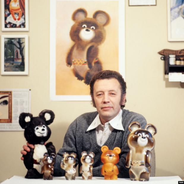 Талісманом московської Олімпіади був ведмедик, зображений тут разом з його автором, дитячим ілюстратором Віктором Чижиковим  