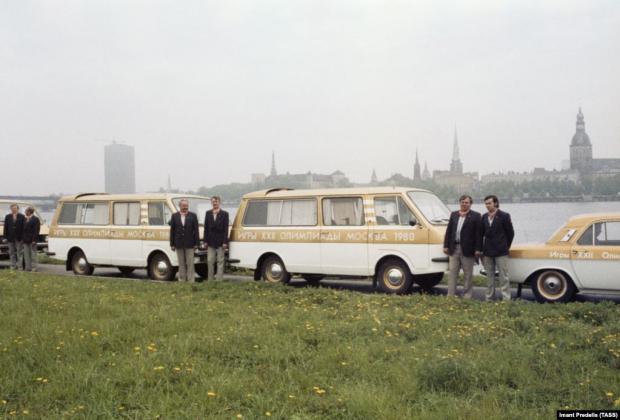 Олімпійські мікроавтобуси в Ризі, Латвія. Ігри 1980 року проводилися не тільки в Москві, а й в інших містах, в тому числі в Києві,  Мінську і Таллінні