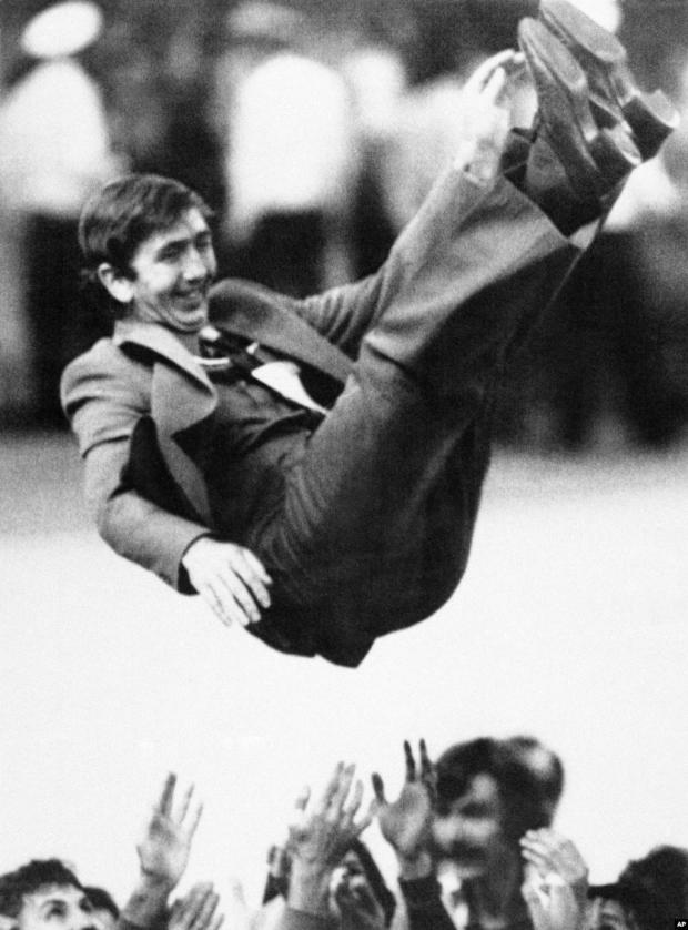 Тренера радянської збірної з волейболу підкидають у повітря після того, як його команда обіграла Болгарію і взяла золото