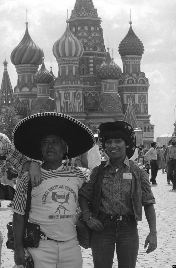 Жителі Нью-Йорку Максим і Фріда Сіра в центрі Москви. Пара вирушила до Радянського Союз, щоб відвідати Ігри