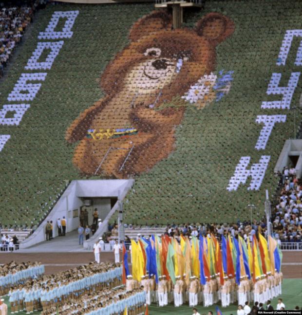 Гігантське зображення олімпійського ведмедика, складене з «людей-пікселів», проливає сльозу під час церемонії закриття московської Олімпіади.   Через чотири роки після московських олімпійських Ігор, які постраждали від бойкоту, Радянський Союз і низка інших комуністичних країн бойкотували літні Олімпійські ігри 1984 року, які проходили в Лос-Анджелесі