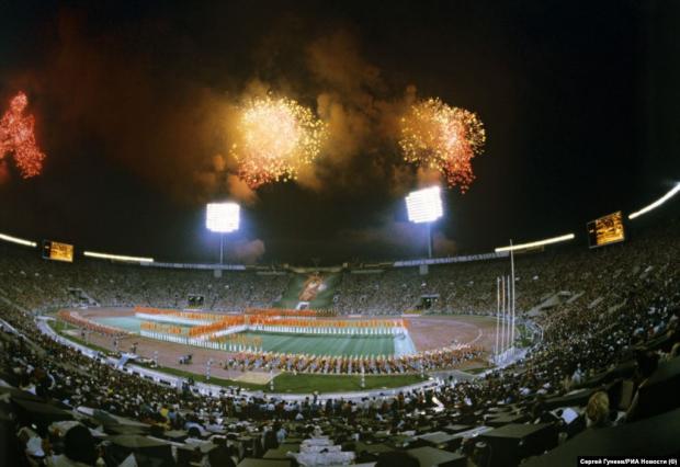Спалахи святкових феєрверків над московським стадіоном імені Леніна під час церемонії закриття літніх Олімпійських ігор, 3 серпня 1980 року