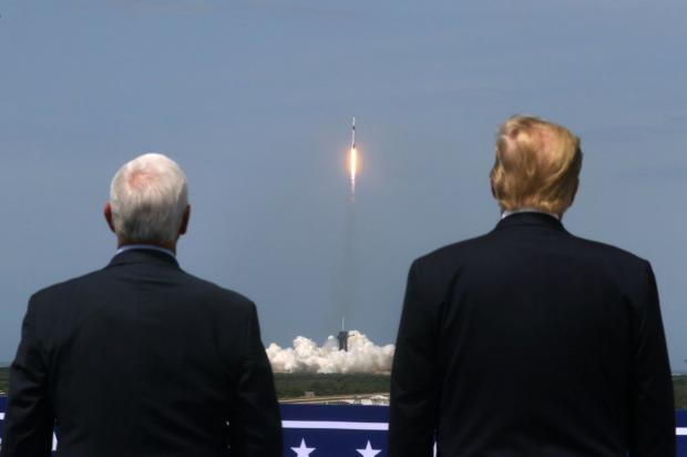 Трамп спостерігає за запуском ракети SpaceX