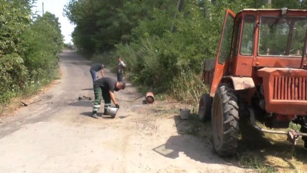 Під Черкасами люди самі ремонтують дорогу після Укравтодору. Фото: скріншот з відео.