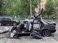 Mercedes у друзки..: У Києві легковик влетів у маршрутку (фото, відео)