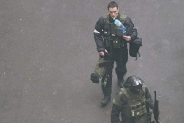 Беркутівець у дворі СБУ під час подій в Україні 2014 року, в якому побачили схожість із Бакуновичем