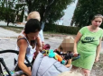На Дніпропетровщині мати вдарила 2-річну дитину головою об асфальт, розгорівся гучний скандал (фото)
