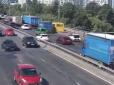 Транспорт у жалюгідному стані: У Києві у маршрутки відлетіли колеса прямо на ходу (відео)