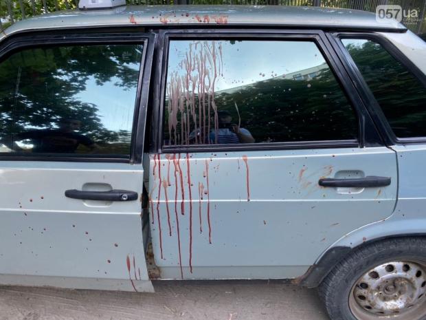 На машині видно патьоки крові.