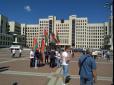 Прапор РФ теж принесли: У Білорусі розпочався мітинг на підтримку Лукашенка (відео)