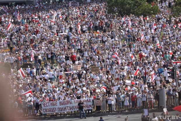 На мітинг в центрі Мінська вийшли сотні тисяч білорусів: вражаючі фото і відео