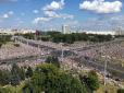 Автозаки поліцаїв сиротливо тонули серед юрби: На антилукашенківський мітинг у центр Мінська зібрались сотні тисяч білорусів (фото і відео)