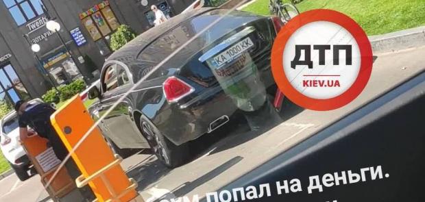 У Києві шлагбаум впав і пошкодив Rolls-Royce за $400 000