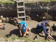 Хіти тижня. Під Тернополем археологи знайшли останки кількох людей - поруч з дівчиною була дитина (фото, відео)