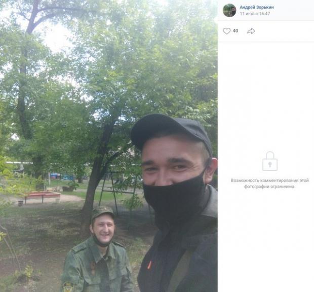 Позаду Зорькіна видно бойовика із шевронами "ДНР"/ Фото InformNapalm