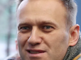У реанімації і не може сам дихати: Навальний потрапив у лікарню прямо з борту літака, підозрюють отруєння (відео)
