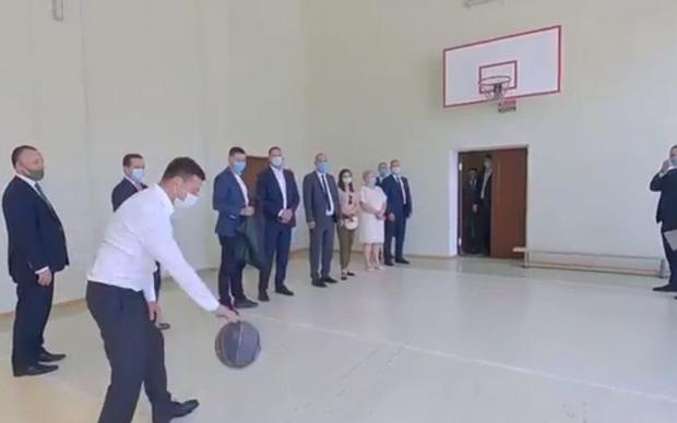 Під гучні оплески та захоплені вигуки "слуг": Зеленський під час візиту до  Миколаєва похвалився кидком баскетбольного м'яча (відео)