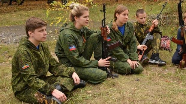 На Донбасі окупанти регулярно вчать дітей воювати