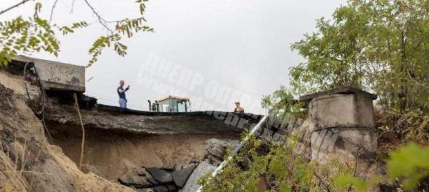 Під Дніпром після сильного дощу обвалився міст: з'явилися фото