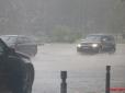 Вулиці перетворилися на річки: Вінницю накрили потужна злива і град (фото, відео)
