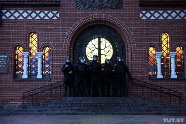 Силовики в Мінську заблокували ротестувальників в костелі