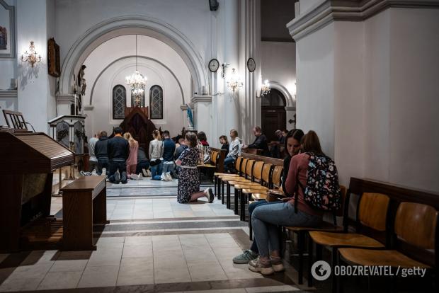 Силовики закрили протестувальників в костелі