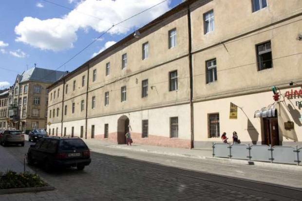 Один з колишніх корпусів тюрми (старі Великі касарні) на Замарстинівській, 7. Фото 2015 року