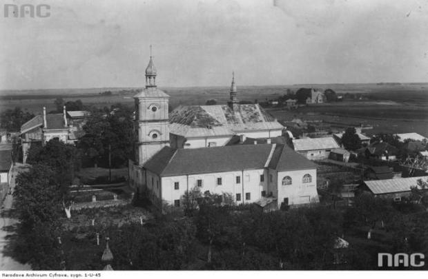 Панорама міста Белз. На передньому плані костел та монастир домініканців. Фото 1920-1939 рр.