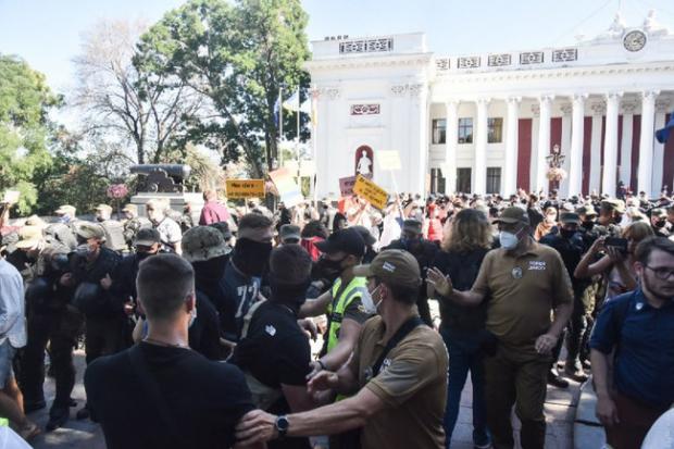 Марш рівності в Одесі закінчився бійками: двох поліцейських госпіталізовано, затримано 16 осіб 04