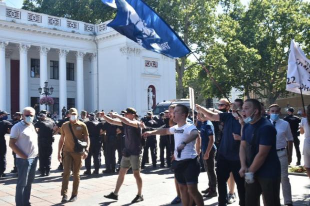 Марш рівності в Одесі закінчився бійками: двох поліцейських госпіталізовано, затримано 16 осіб 10