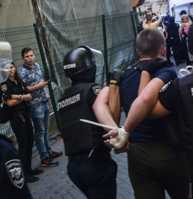Марш рівності в Одесі закінчився бійками: двох поліцейських госпіталізовано, затримано 16 осіб 09
